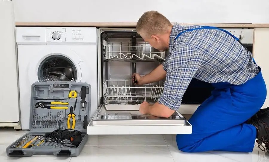 Derince Westinghouse servisi teknisyen ekibi beyaz eşya tamiri yaparken